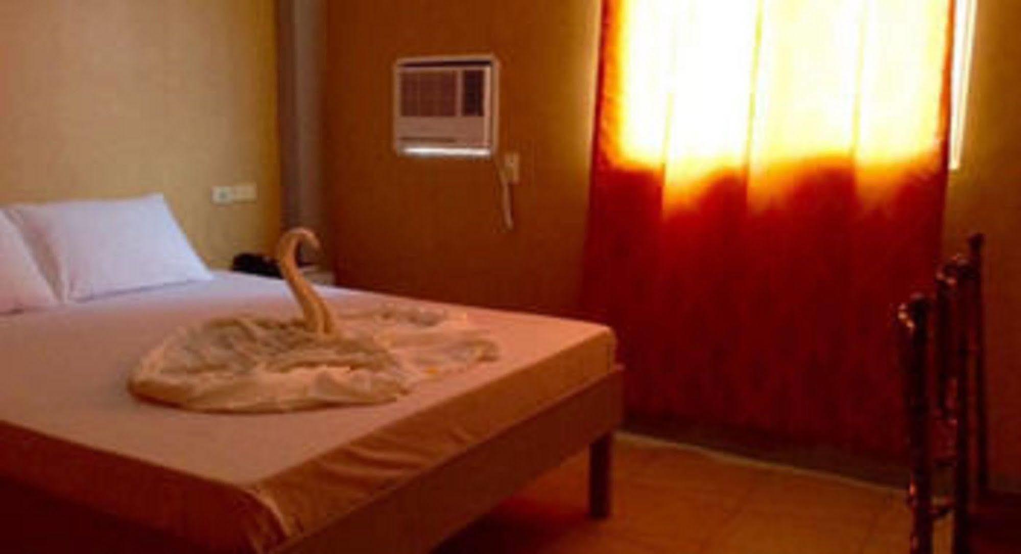 Ukl Ever Resort Hotel Laoag Eksteriør billede