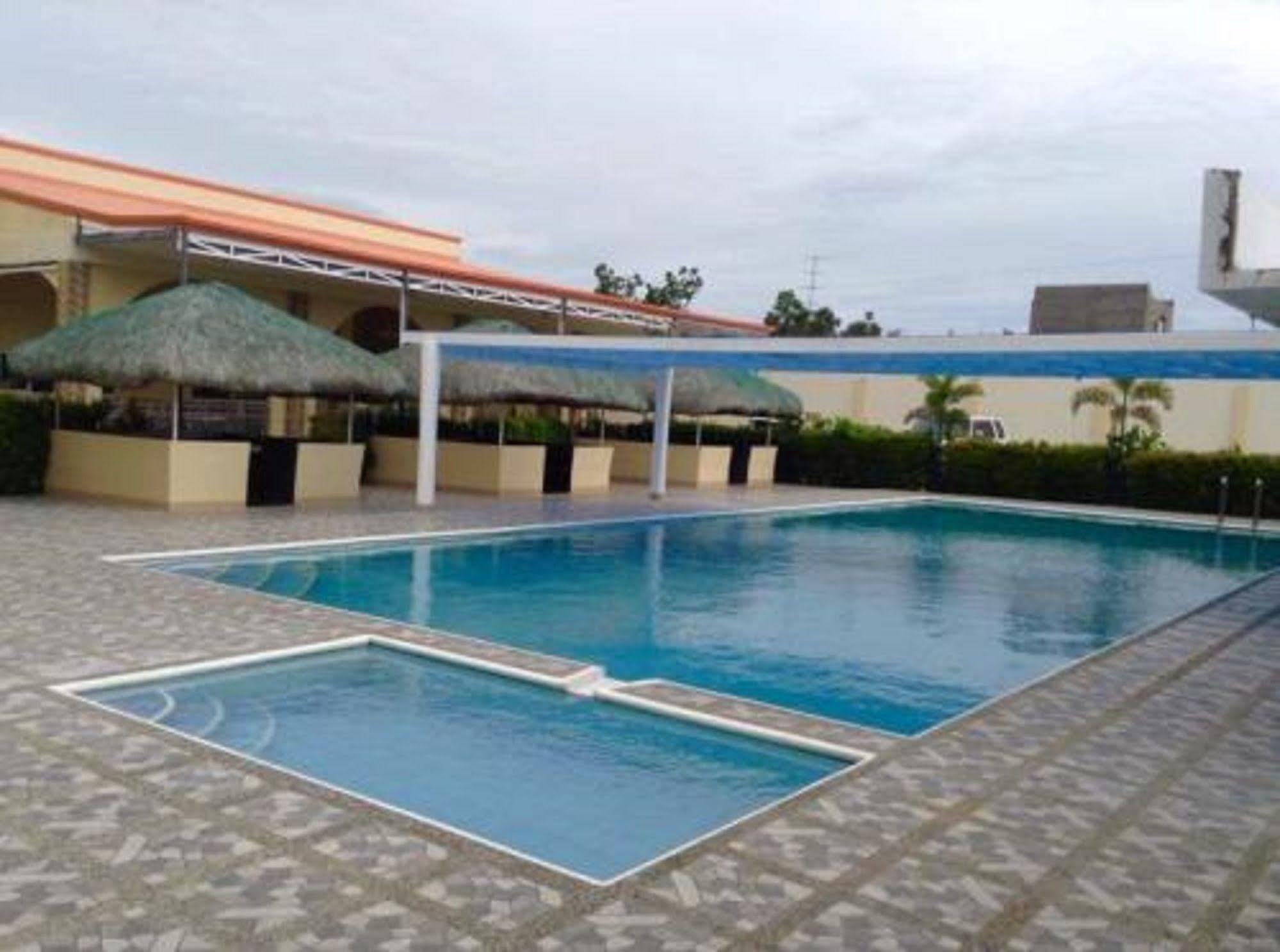 Ukl Ever Resort Hotel Laoag Eksteriør billede